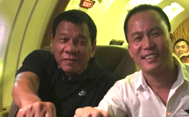 DUTERTE CONSULTANT. President Rodrigo Duterte and his adviser Michael Yang pose for a photo inside an airplance. Photo from Philippine Full Win Group of Companies website 