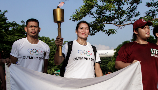 INSPIRATION. Former long jumper Elma Muros-Posadas (center) and para triathlete Andy Avellana (left) kick off the torch relay featuring 5 pairs of Olympians and Paralympians. Photo release    