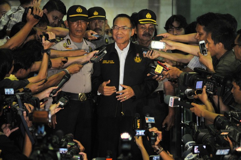 GRAFT SUSPECT. Energy and mineral resources minister Jero Wacik (C) mobbed by journalists after being questioned by the Corruption Eradication commission (KPK) in Jakarta on December 2, 2013. File photo by AFP
