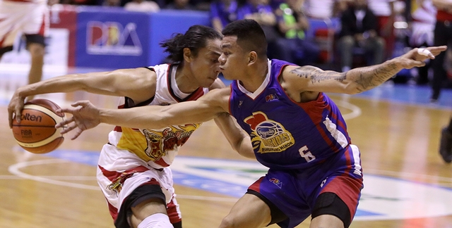 SCORING MACHINE. Terrence Romeo displays his old form with his first 20-point performance for San Miguel. Photo from PBA Images 