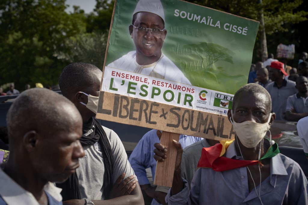 PROTEST. A man holds a sign reading "Release Soumaila" during a meeting organized to call for the release of opposition leader Soumaila Cisse, kidnapped in central Mali on March 25, during the campaign for parliamentary elections in Bamako on July 2, 2020. Photo by Michelle Cattani/AFP 