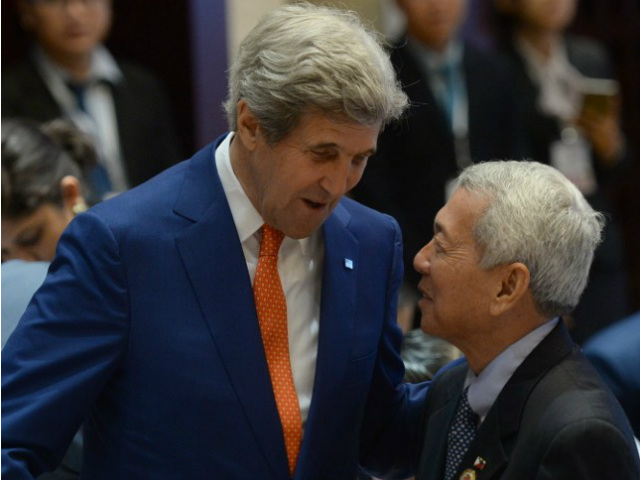 COUNTERPARTS TALKING. US Secretary of State John Kerry (left) talks with Philippine Foreign Secretary Perfecto Yasay Jr (right) during an ASEAN-US meeting on the sidelines of the annual ASEAN ministerial meeting in Vientiane, Laos, on July 25, 2016. Photo by Hoang Dinh Nam/AFP   