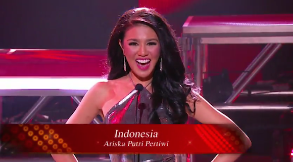 Kontestan perwakilan Indonesia, Ariska Putri Pertiwi saat sesi perkenalan diri. Foto dari screen cpature Facebook Live MG 2016. 