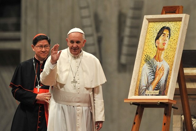 EYES ON VISAYAS. Pope Francis waves next to Filipino Cardinal Luis Antonio Tagle during a ceremony to bless the new image of St Pedro Calungsod of Philippines at St Peter's Basilica on November 21, 2013 at the Vatican. Photo by Tiziana Fabi/AFP
