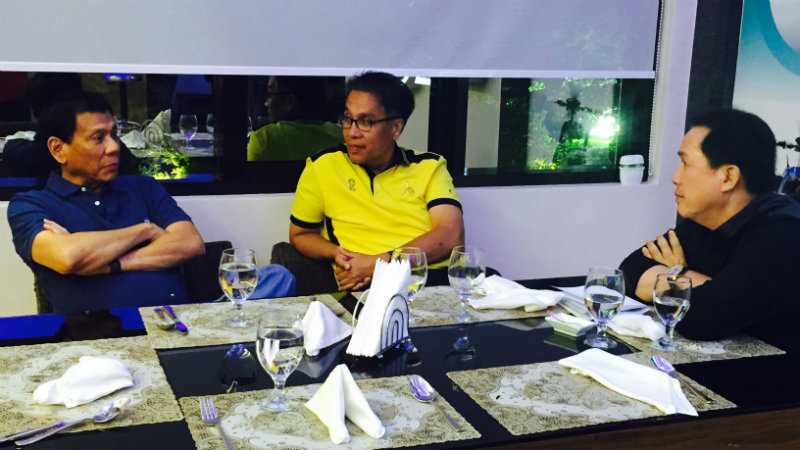 HAPPIER TIMES. Davao Mayor Rodrigo Duterte (L) and LP standard-bearer Mar Roxas (center) meet in Davao City on May 22. Photo sourced by Rappler 