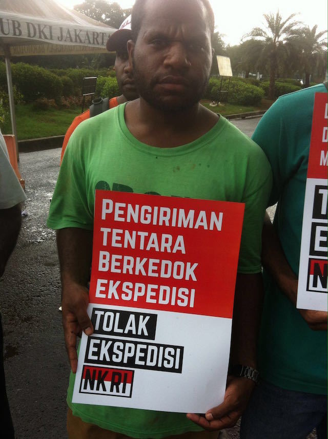 PROTES EKSPEDISI NKRI. Seorang mahasiswa asal Papua memegang sebuah poster penolakan program Ekspedisi NKRI Papua Barat di depan Istana Negara, Selasa, 9 Februari 2016. Foto oleh Komunitas Masyarakat Sipil.