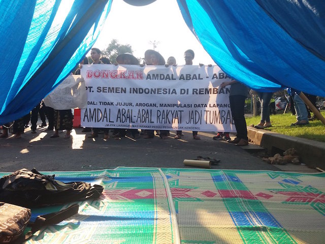 DONGKRAK AMDAL ABAL-ABAL. Protes terhadap kajian lingkungan yang dianggap palsu terkait pembangunan pabrik semen di Kendeng. Foto oleh Print Woeloeng. 