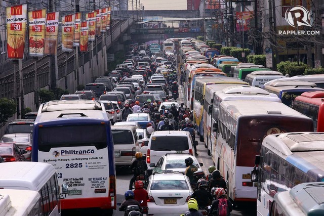 CHOKEPOINT. Bumper-to-bumper traffic is seen along EDSA near Cubao, Quezon City. Photo by Darren Langit/Rappler  