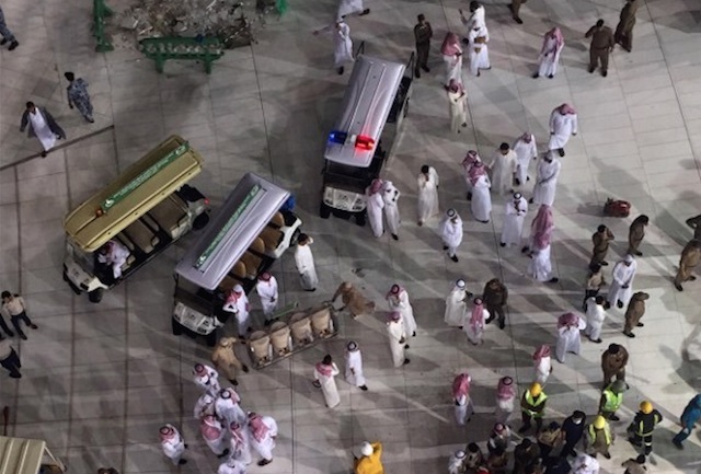 EVAKUASI. Tim gawat darurat di luar Masjidil haram setelah crane jatuh menimpa area sekitar kabah pada 11 September 2015. Foto dari AFP 