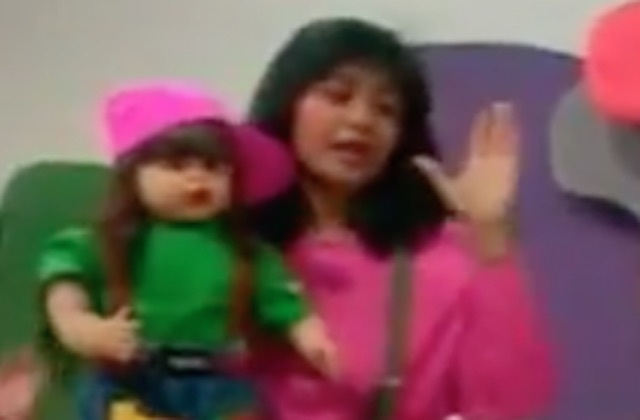 Ria Enes dan Susan dalam videoklip 'Si Kodok'. Screenshot dari YouTube. 