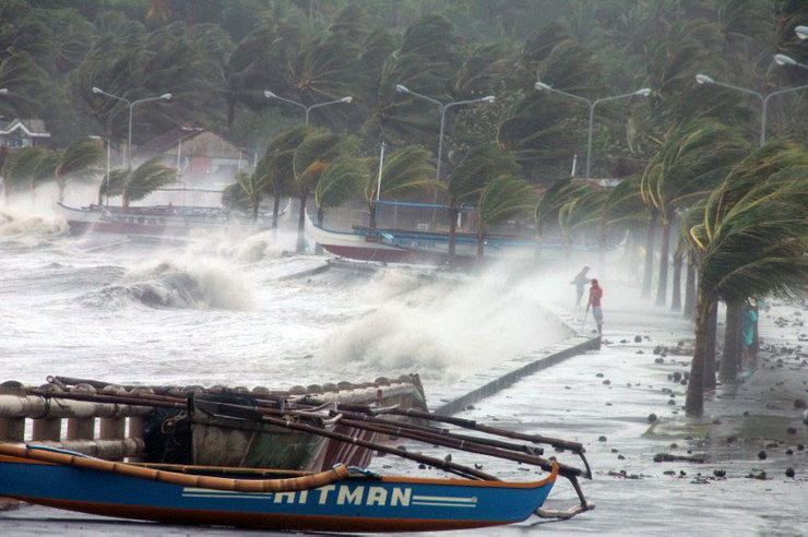 DISASTROUS IMPACTS. High waves caused by strong winds pounded the seawall of a port as Typhoon Yolanda hit the city of Legaspi, Albay. Photo by Agence France-Presse/Charism Sayat