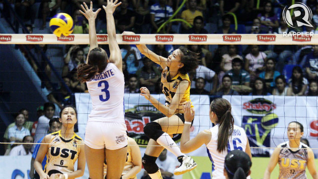 TIGRESSES ON THE PROWL. Jessey De Leon of UST spikes a point past the guard of Ateneo's Michelle Morente. Photo by Kevin Dela Cruz/Rappler