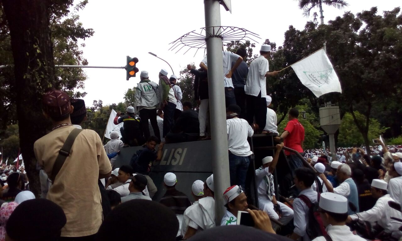 Ribuan pengunjuk rasa berdemo memprotes pernyataan Gubernur DKI Basuki Tjahaja Purnama tentang ayat suci. Foto oleh Diego Batara/Rappler 