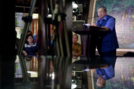 Ketua Umum Partai Demokrat Susilo Bambang Yudhoyono (SBY) menggelar jumpa pers di kediamannya di Puri Cikeas, Kabupaten Bogor, Jawa Barat, Rabu (2/11). Foto oleh Yulius Satria Wijaya/ANTARA 