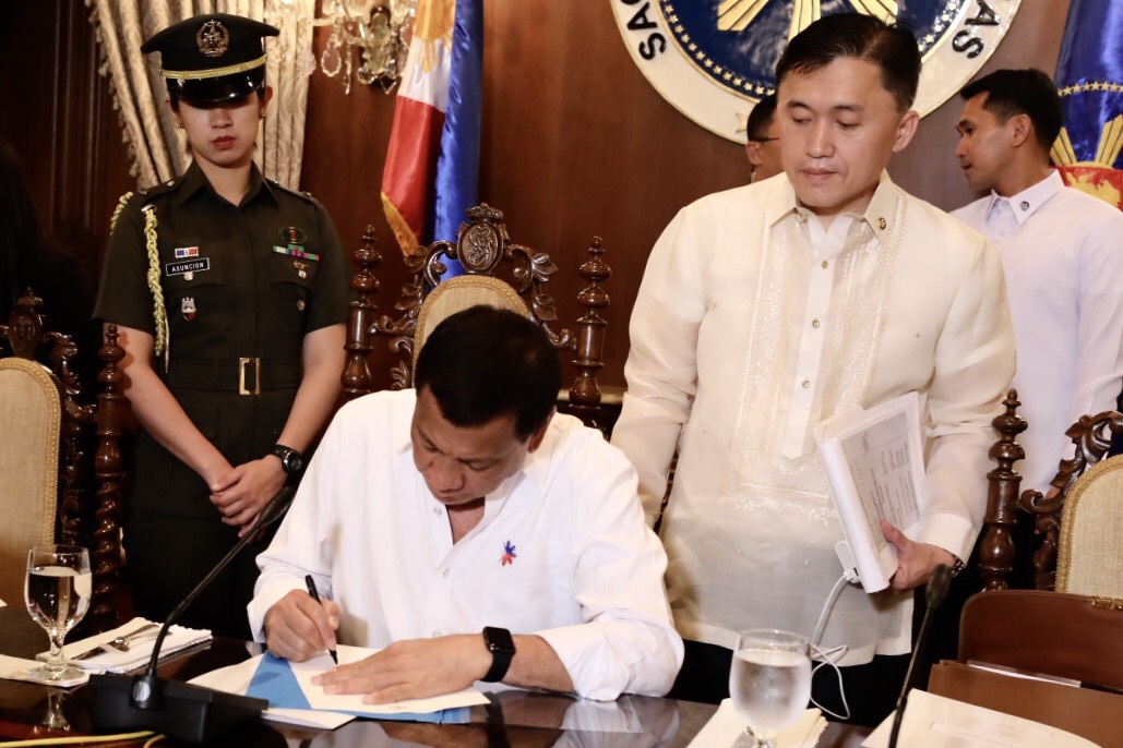 APPOINTMENT. President Rodrigo Duterte signs the appointment papers of Roy Cimatu as the new Environment Secretary. Malacañang photo 