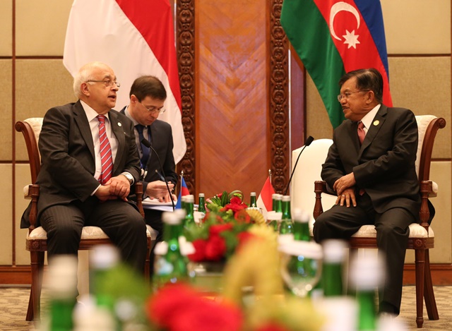 Wakil Presiden Jusuf Kalla (kanan) mengadakan pertemuan bilateral dengan deputi Perdana Menteri Azerbaijan Echin afandiyev (kiri) saat KTT Luar Biasa Ke-5 OKI mengenai Palestina dan Al-Quds Al-Sharif di JCC, Jakarta, Senin, 7 Maret. Foto oleh Wisnu Widiantoro/ANTARA 