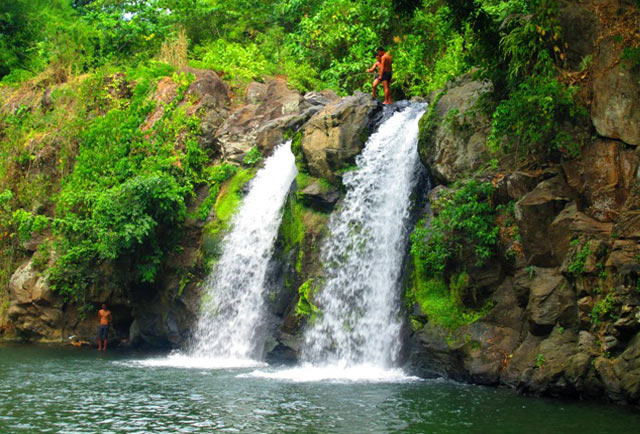 TWIN FALLS. Bunga’s supposedly single waterfall is divided into two by a big rock. Photo by Renante Mina