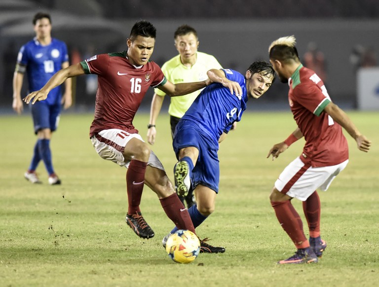 THRILLING DRAW. Misagh Bahadoran (pictured in blue) and Phil Younghusband find the back of the net for the Philippines as the Azkals earned a second straight draw. Photo by Stringer/AFP  