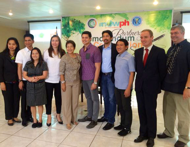 SIGNATURE DRIVE. Climate Change Commission's Lucille Sering and National Youth Commission's Dingdong Dantes lead the signing of a memorandum of cooperation among government agencies, media groups, and advocates that seeks to gather signatures for climate action in Paris. Photo by Voltaire Tupaz   