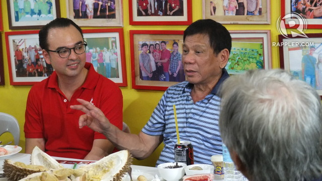 LATE-NIGHT TALKS. Mayor Rodrigo Duterte has dinner with the Cayetano siblings and James Gaisano (foreground), his close friend and the owner of the Gaisano shopping mall chain. Photo by Pia Ranada/Rappler 