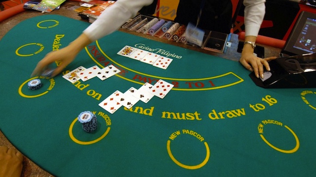 CASINOS COVERED. A dealer plays card with visitors during a two-day exhibit on the gaming industry in Manila, 22 March 2007. Photo by Romeo Gacad/Agence France-Presse 