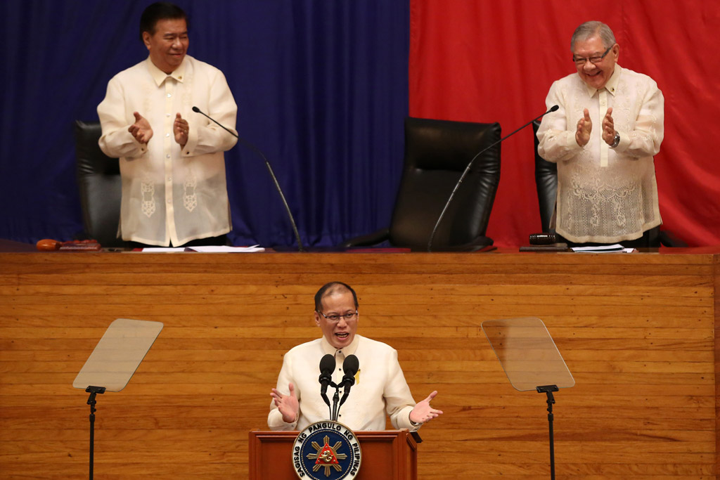 President Benigno Aquino III (C) delivers his State of the Nation Address (SONA) as Senate President Franklin Drilon (top-L) and House of Representatives Speaker Feliciano Belmonte (top-R) applause at Congress. Photo by Francis Malasig/EPA