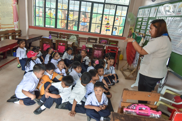 GOOD MANNERS. Elementary students inside listen to their teacher in a public school in Marikina City on September 27, 2017. File photo by LeAnne Jazul/Rappler  