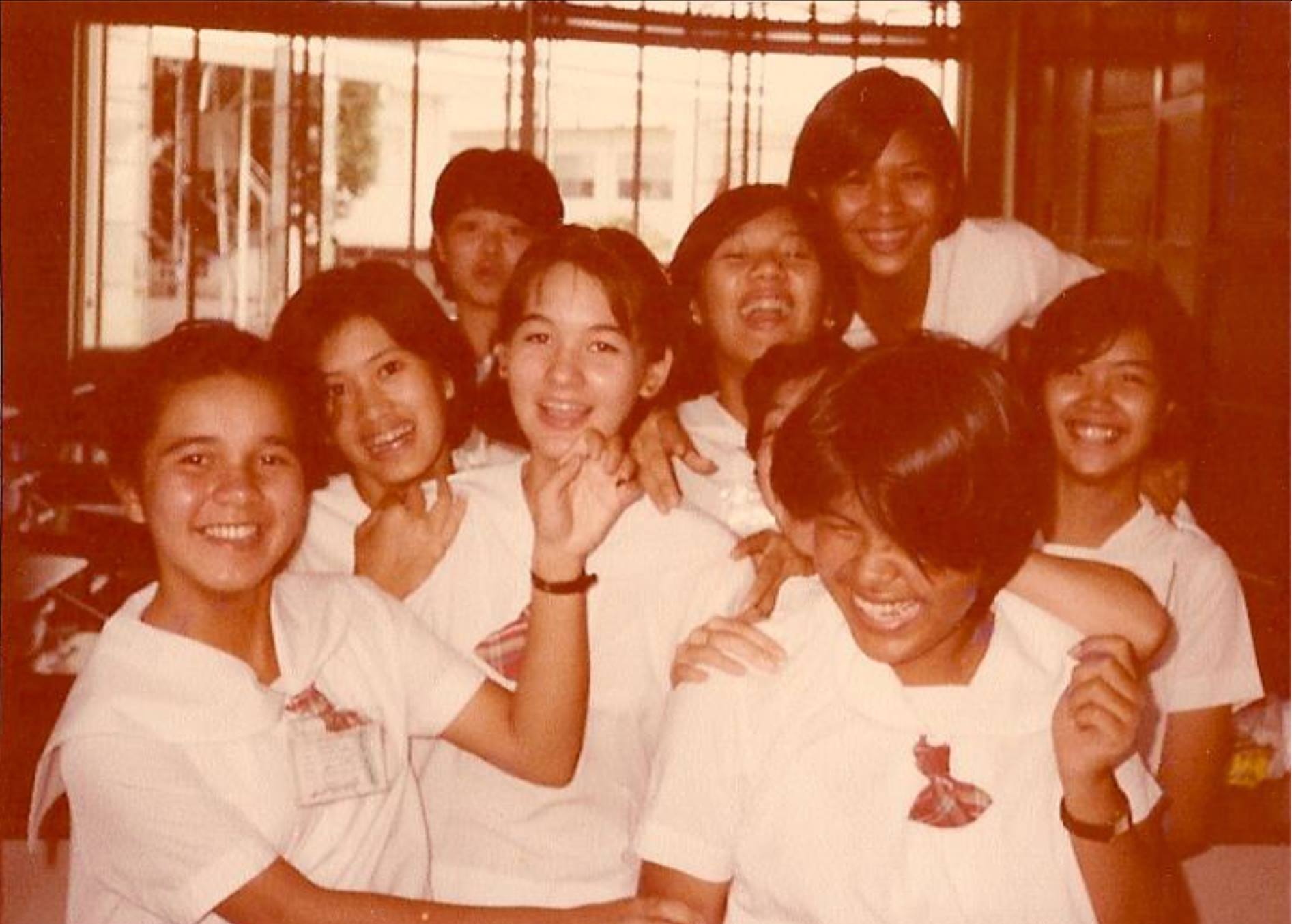 FRIENDS. Sen. Grace Poe with her high school friends from Assumption College. Photo from Neil Llamanzares' Facebook account 