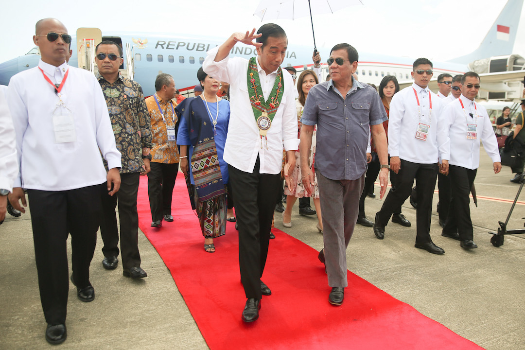 LAUNCH. Philippine President Rodrigo Duterte welcomes Indonesian President Joko Widodo upon his arrival at the Francisco Bangoy International Aiport in Davao City for the launching of the Davao-General Santos-Bitung Roll-on/Roll-off (RORO) shipping service on April 30, 2017. Malacañang photo 