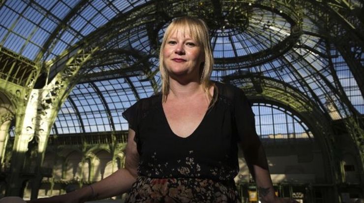 SELF-DISCOVERY. A file photo taken on November 13, 2014 shows US photographer Jen Davis posing at the Grand Palais during the Paris Photo international photography fair. In bed asleep, eating, in her underwear or even displaying her scars after weight loss surgery, photographer Jen Davis has always been as comfortable in front of the camera as she is behind it. AFP PHOTO / JOEL SAGET