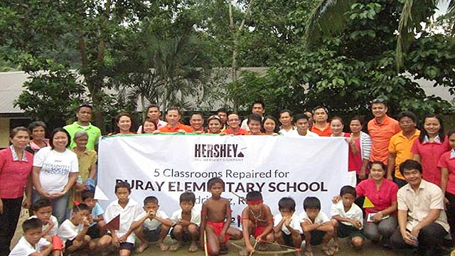 GIVING BACK TO THE COMMUNITY. The Puray community members with their benefactor, The Hershey Company which helped repair the 5 classrooms in Puray Elementary School. Photo from Hershey's