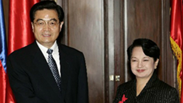STRONG TIES. President Gloria Macapagal Arroyo welcomes Chinese President Hu Jintao in the latter's state visit to the Philippines in 2005. Photo courtesy of the Chinese embassy in the Philippines    