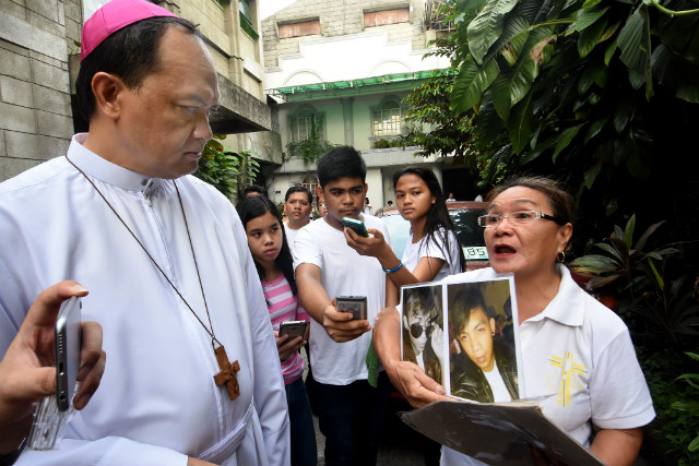 EXTRAJUDICIAL KILLINGS. Caloocan Bishop Pablo Virgilio David listens to a woman lamenting extrajudicial killings (EJKs) in her community, after a Mass for EJK victims on July 2, 2017. Photo by Angie de Silva/Rappler    