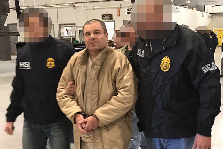 ARRESTED. This handout picture released by the Mexican Interior Ministry on January 19, 2017 shows Joaquin Guzman Loera aka "El Chapo" Guzman escorted in Ciudad Juarez by the Mexican police as he is extradited to the United States. HO/INTERIOR MINISTRY OF MEXICO / AFP 