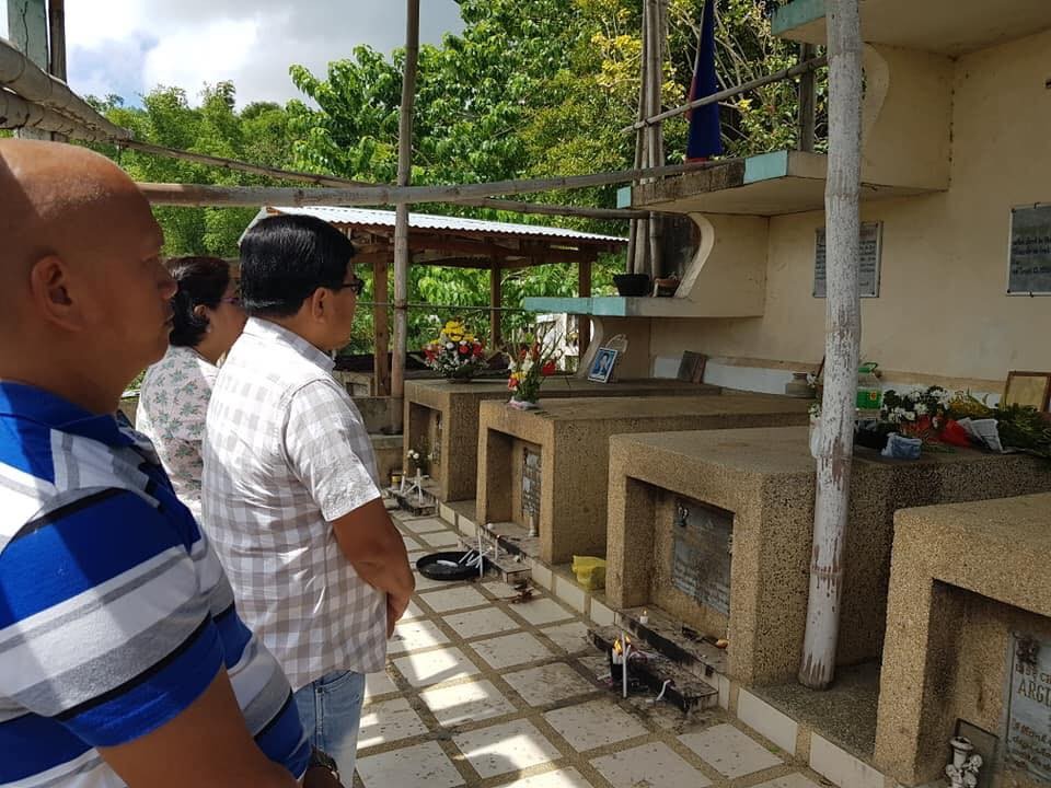 REMEMBRANCE. Mayor Edgar Labella visits the grave of 5 girl scouts who perished when the M/V Princess of the Orient sank in 1998. Labella survived the sea tragedy. Photo from Edgar Labella's Facebook page