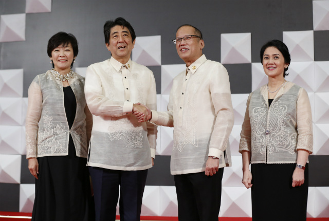 STRATEGIC PARTNERS. Japanese Prime Minister Shinzo Abe (2-L) and his wife Akie (L) with Philippine President Benigno Aquino III (2-R) and his sister Maria Elena Aquino Cruz (R) at the welcoming dinner for the Asia-Pacific Economic Cooperation (APEC) summit in Manila, Philippines, on November 18, 2015. Photo by Wally Santana/Pool/EPA