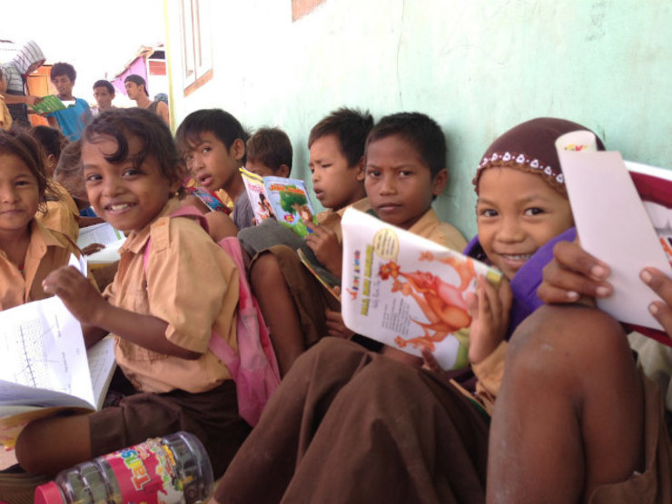 HUNGRY FOR BOOKS. The children of Messah Island reading books provided by Taman Bacaan Pelangi. Photos courtesy of Hanny Kusumawati and Nitara Nivatvongs Layton<br /><br /><br /> 