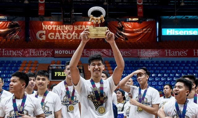 DOUBLE-DOUBLE MACHINE. Carl Tamayo gets named the Finals MVP after dominating inside for NU. Photo from UAAP 