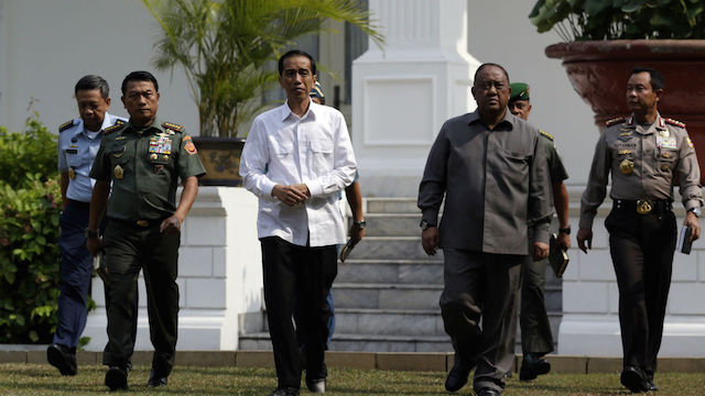 Presiden Joko Widodo bersama jajaran Tentara Nasional Indonesia dan Kepolisian RI di Istana Negara. Foto oleh EPA