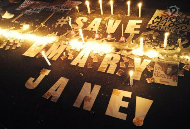 VIGIL. Filipinos hold a candle-lighting vigil in front of the Indonesian Embassy in Makati in support of Mary Jane Veloso. Photo by Alexa Villano/Rappler