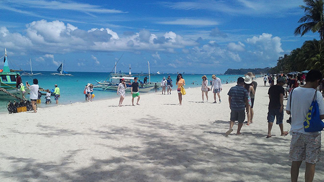 PEAK SEASON. Boracay is gearing up for the Holy Week break when a lot of tourists are expected to come flood the island. File photo by Choi2451/Wikimedia.org  