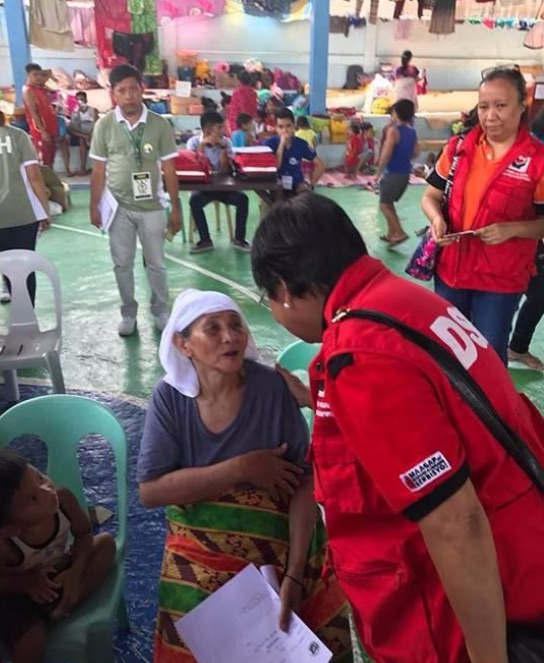 EVACUATION CENTER. Social Welfare Secretary Judy Taguiwalo flies to Cagayan de Oro City on May 30 to check on the status of relief operations for families affected by the ongoing armed conflict in Marawi City. Photo courtesy of DSWD