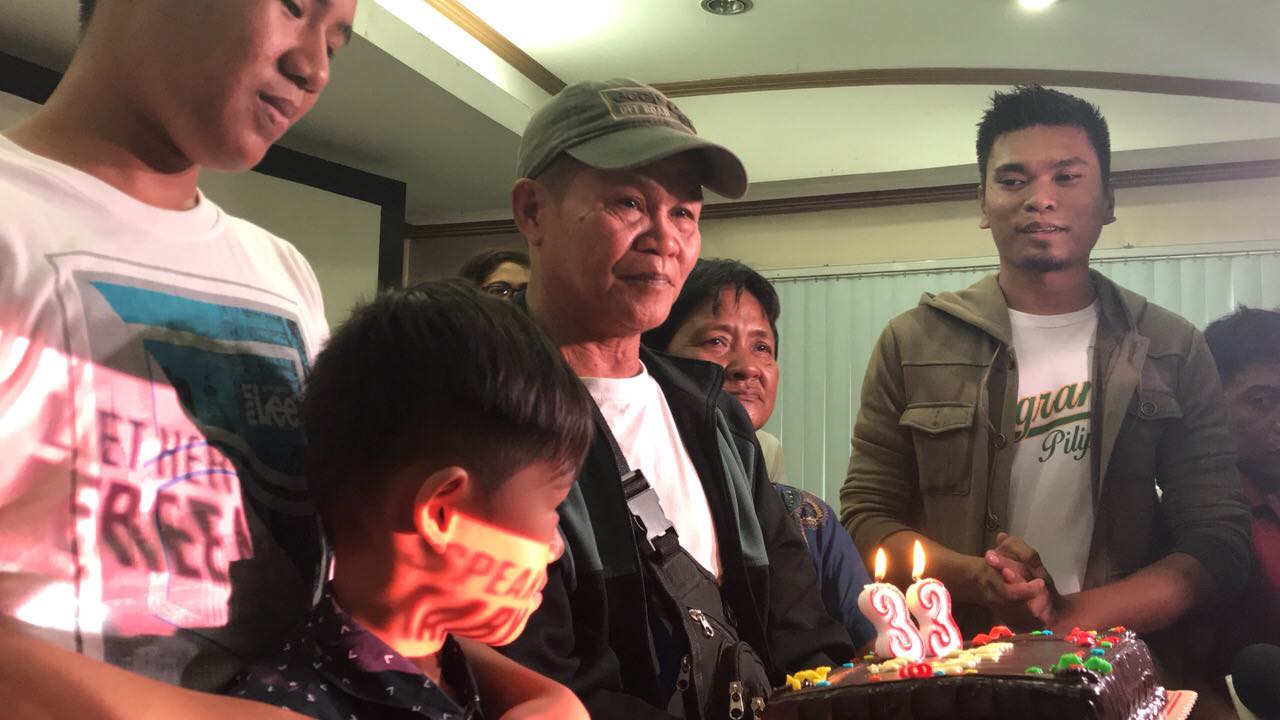 HAPPY BIRTHDAY. The Veloso family light a birthday cake for the 33rd birthday of imprisoned migrant worker Mary Jane Veloso. Photo by Patty Pasion/Rappler   