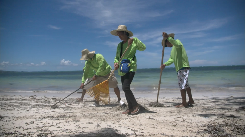 WORKERS. Government-hired sweepers clean up Bulabog beach on April 27, 2018. Photo by Adrian Portugal/Rappler 
