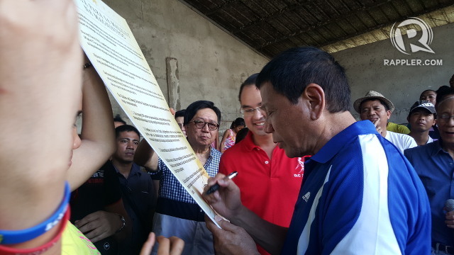 CAMPAIGN PROMISE. Then presidential candidate Rodrigo Duterte signs a manifesto promising coconut farmers they will benefit from the coco levy funds within his first 100 days in office. File photo by Pia Ranada/Rappler  