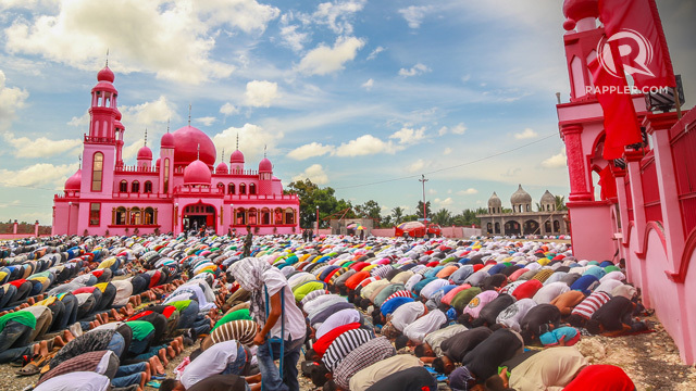 STILL STANDING. A person with disability joins his Muslim brothers in a pre-Ramadan Friday prayer at the Pink Mosque in Datu Saudi Ampatuan, Maguindanao. File photo by Rappler 