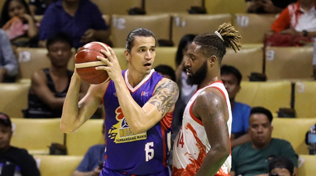 LONG LAYOFF. Marc Pingris sees action in his first PBA game since March last year. Photo from PBA Images  