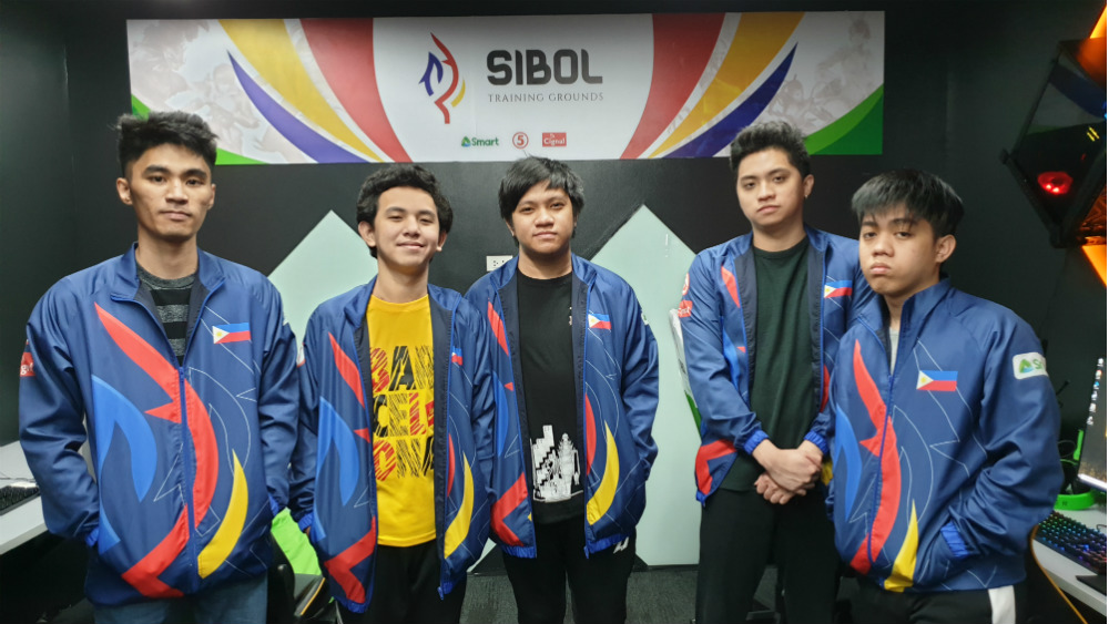 MEDAL HOPEFULS. The Sibol-Mobile Legends team stays in the title hunt. Photo by Kyle Chua/Rappler  