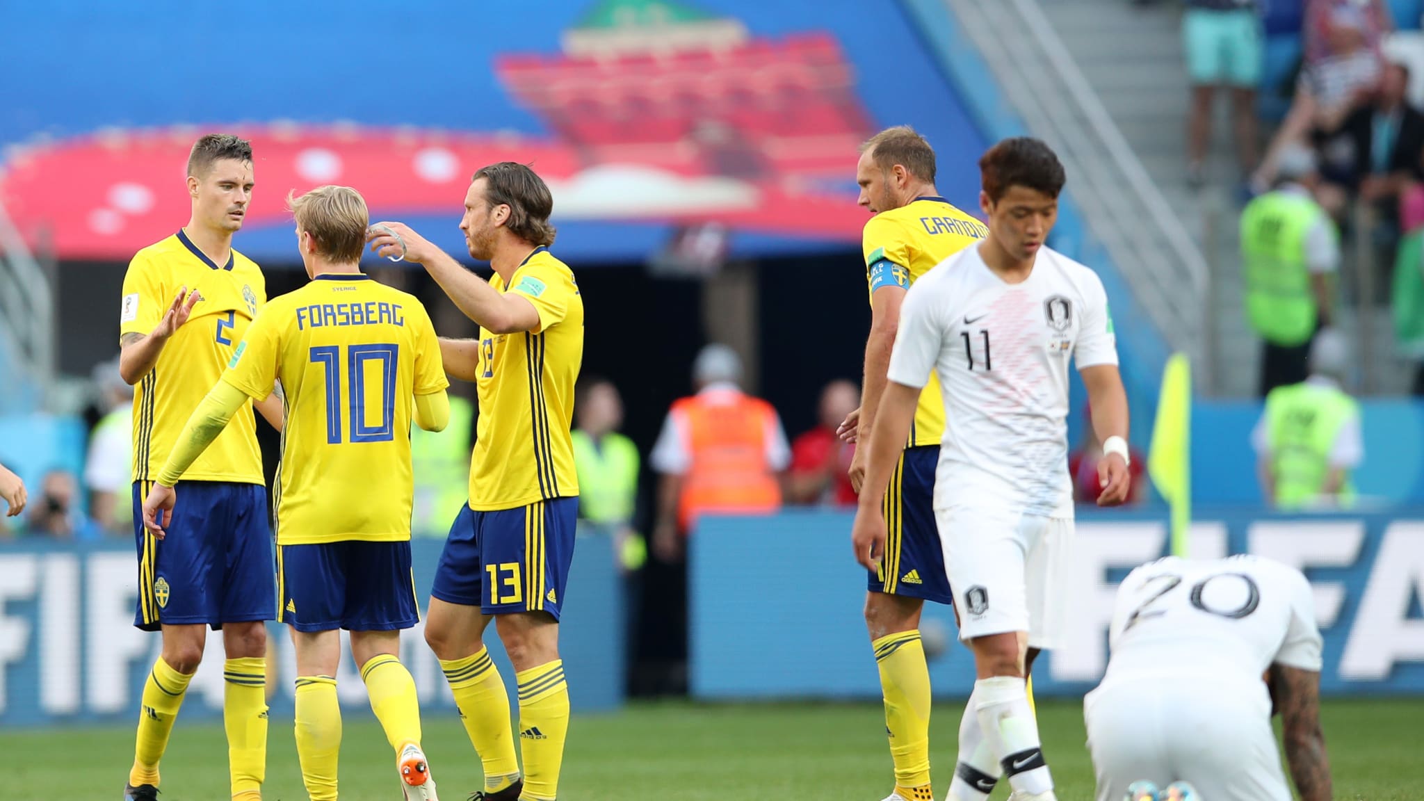 KONTRAS. Para pemain Swedia merayakan kemenangan mereka atas Korea Selatan di pertandingan penyisihan grup F, Senin, 18 Juni. Foto dari FIFA.com 