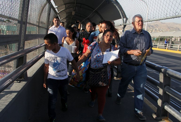ASYLUM. In this file photo, US activist Ricardo Garcia (R) from Casa Asuncion shelter, accompanies 6 Honduran and Guatemalan migrants to ask for political asylum in US, at the Paso del Norte International Bridge, in Ciudad Juarez Chihuahua, Mexico on the border with El Paso, Texas, US, on June 15, 2018. File photo by Herika Martinez/AFP  